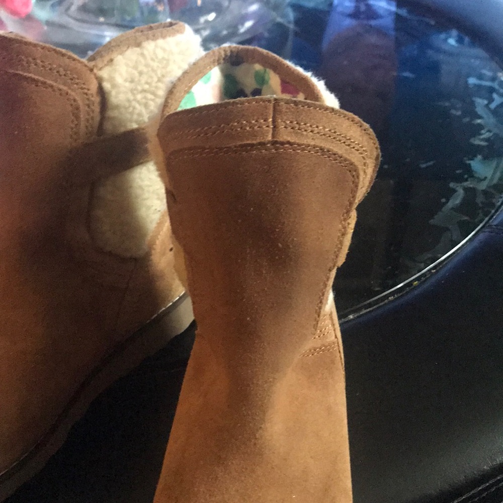 Cute Lil Uggs - Picture 5 of 6